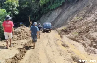 Material longsor menimbun jalan dengan ketinggian sekitar 70 sentimeter dan panjang sekitar 30 meter sehingga kendaraan roda empat tidak dapat melintas.