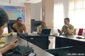 Kepala Dinas Energi dan Sumber Daya Mineral (ESDM) Sumbar, Helmi Heriyanto jelaskan teknis pemeriksaan STNK di SPBU dalam rangka pengawasan BBM subsidi, di Padang, Kamis. (humas)