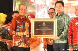 Wali Kota Batam, Amsakar Achmad, menyerahkan piagam kepada salah seorang wajib pajak saat Malam Apresiasi Wajib Pajak Kota Batam 2026 di Ballroom Harmoni One Hotel, Batamcentre, Senin (22/6/2026) malam. (humas)