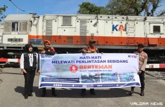 KAI Divre II Sumbar lakukan sosialisasi keselamatan di perlintasan sebidang. (Dok. Humas)