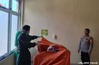 Petugas pemulasaran jenazah Rumah Sakit Umum Daerah (RSUD) Pasaman Barat saat melakukan pemeriksaan medis luar atau visum et repertum didampingi personel Polres Pasbar. (robi irwan)