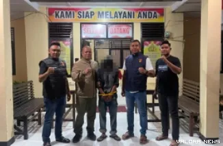 Tim URC Reskrim Polsek Gunung Tuleh bersama pelaku tindak pidana pencurian dengan pemberatan (Curat), AF (29) yang gasak korbannya, Kamis (25/6/2026) dinihari, pukul 02.30 WIB. (robi irwan)