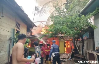 Kebakaran besar melanda kawasan padat penduduk di Kampung Jao Dalam, RT 002/RW 005, Kelurahan Kampung Jao, Kecamatan Padang Barat, Kota Padang, pada Jumat sore.