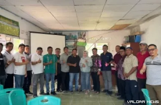 Inisiator Pembentukan Pokdarwis Lubarita, Rio Han De Vis foto bersama dengan berbagai elemen masyarakat Lubuk Kilangan, di kantor camat, Sabtu. (humas)