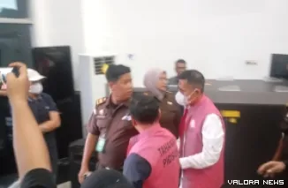 Tersangka saat digiring menuju mobil tahanan untuk dibawa ke Rutan Anak Air Padang.