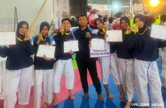 Para Kenshi asal Pessel berfoto bersama pelatih Anggi Prasetya usai memperoleh medali di Kejurnas Kempo 2026, Sawahlunto. FOTO: Dok Pengcab Perkemi Pessel