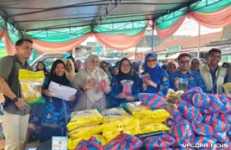 Warga Nagari Kapa ikuti kegiatan Gerakan Pangan Murah (GPM) yang digelar BI Sumbar dan Bulog Cabang Bukittinggi. (robi irwan)