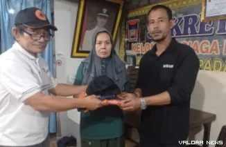 Ketua KSB Kecamatan Padang Selatan, Benny Abeng Law menyerahkan topi dan baju pada perwakilan relawan KSB yang akan mengikuti Jambore di Bumi Perkemahan ABG Lubuk Minturun, Rabu. (istimewa)