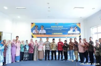 Bupati Pasbar, Yulianto terima penetapan Nagari Sinuruik sebagai pengembangan Nagari Creative Hub (NCH) 2026 dari Kepala DPMD Sumbar Yozarwardi Usama Putra di Auditorium Kantor Bupati Pasaman Barat, Kamis. (humas)