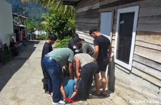 Pelaku saat diamankan tim gabungan. (Dok. Humas BNNP Sumbar)