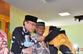 Wakil Wali Kota Padang Maigus Nasir Saat Membuka Khatam Al-Qur'an dan Wisuda Tartil ke-18 Taman Pendidikan Al-Qur'an (TPA) Masjid Agung Nurul Iman di lantai II masjid tersebut, Minggu (21/6/2026)