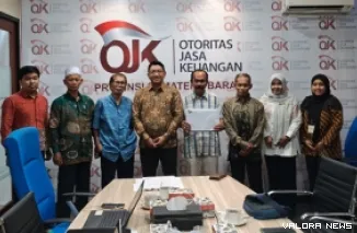 Kepala OJK Provinsi Sumatera Barat, Roni Nazra foto bersama dengan pengurus BPR Swadaya Anak Nagari dan BPR Ophir yang sepakat melakukan merger, di Kantor OJK Sumatera Barat, Kamis. (humas)