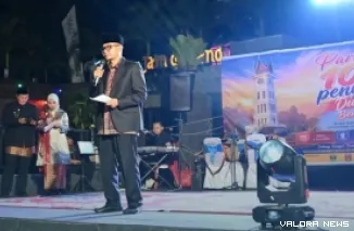 Wawako Bukittinggi, Ibnu Azis membuka kegiatan Parade 100 Penyair, dalam rangkaian peringatan 100 Tahun Jam Gadang. Kegiatan ini berlangsung di Pedestrian Jam Gadang, Sabtu. (humas)