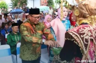 Wali Kota Bukittinggi, Ramlan Nurmatias disambut dengan siriah dalam carano pada pembukaan Parade 1.700 Perempuan Berbusana Minang di kawasan Pasar Ateh Bukittinggi, Sabtu. (humas)