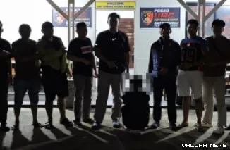 Tim Unit Reaksi Cepat (URC) Satreskrim Polres Pasaman Barat amankan pelaku persetebuhan anak dibawah umur di sebuah warung, Senin malam. (robi irwan)