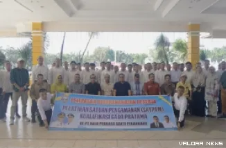 Sekda Pasbar, Doddy San Ismail bersama Bakaradun (Kepala Dinas Ketenagakerjaan) foto bersama dengan calon peserta pelatihan Satuan Pengamanan (Satpam) Kualifikasi Gada Pratama Tahun 2026 di halaman kantor bupati, Sabtu. (robi irwan)