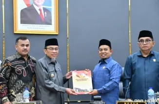 Wakil Wali Kota Padang Maigus Nasir Didampingi Sekdako Raju Minropa Menyerahkan Ranperda Pertanggungjawaban APBD 2025 Kepada Ketua DPRD Padang Muharlion, Sabtu (6/6/2026)
