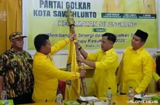 Seggy Pranata Rizal terima pataka Partai Golkar, usai terpilih sebagai pimpinan kecamatan (PK) Silungkang Kota Sawahlunto, pada Musyawarah Kecamatan (Muscam) di Kantor DPD Partai Golkar Kota Sawahlunto, Kamis. (hendra idris)