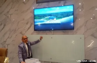Dr. Suharizal saat memberikan keterangan kepada wartawan terkait dugaan korupsi pembangunan dermaga Pelabuhan Labuhan Bajau yang menjerat dua kliennya.