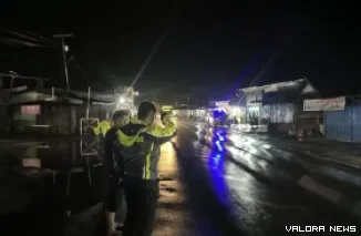 Petugas saat melakukan olah TKP kecelakaan.