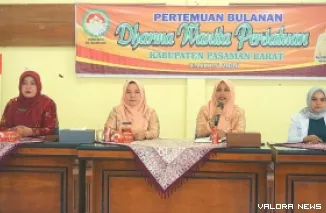 Ketua Dharma Wanita Persatuan (DWP) Pasaman Barat, Erisa Doddy -impin Pertemuan Bulanan DWP Kabupaten Pasaman Barat di Aula DPPKBP3A, Kamis. (robi irwan)