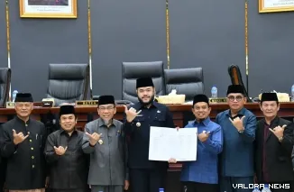 Wali Kota Padang Fadly Amran Bersama Wakil Wali Kota Maigus Nasir Bersama Pimpinan DPRD Padang Sesuai Pengesahan Perda No 5 Tahun 2026, Sabtu (6/6/2026)