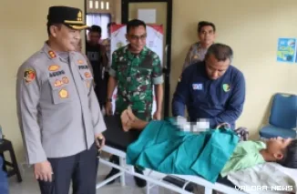 Kapolres Pasaman Barat, AKBP Agung Tribawanto meninjau pelaksanaan khitan massal di Klinik Pratama Polres Pasaman Barat, Kamis. Bakti sosial ini digelar dalam rangka memperingati Hari Bhayangkara ke-80 Tahun 2026. (robi irwan)
