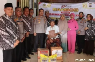 Kapolres Pasaman Barat, AKBP Agung Tribawanto didampingi Ketua Bhayangkari Cabang Pasaman Barat, Panca Agung, para Pejabat Utama (PJU) silaturahmi dengan purnawirawan dalam rangka HUT Bhayangkara ke-80, Sabtu. (robi irwan)
