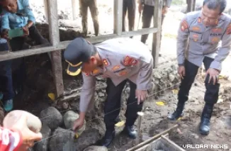 Kapolres Pasaman Barat, AKBP Agung Tribawanto meletakan batu pertama program bedah rumah untuk nenek dengan dua orang cucu yatim piatu di Kampung Paju Anggang, Jorong Famili Koto Panjang, Nagari Anam Koto Utara, Kecamatan Kinali, Senin. (robi irwan)