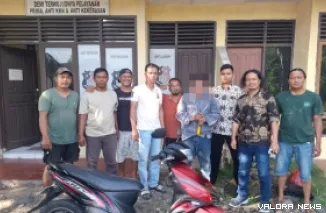 Tim Unit Reaksi Cepat (URC) Satreskrim Polres Pasaman Barat, ringkus seorang pria paruh baya, DM, yang diduga melakukan tindak pidana pencurian kotak amal di dalam rumah ibadah, Jumat. (robi irwan)