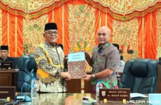 Bupati Pasbar, Yulianto terima penetapan Ranperda Pertanggungjawaban Pelaksanaan APBD Tahun 2025 dari Wakil Ketua DPRD Pasbar, Insan Sabri dalam rapat paripurna, Kamis. (humas)