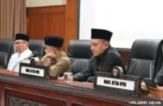 Ketua DPRD Bukittinggi, Syaiful Efendi pimpin rapat paripurna dengan agenda jawaban wali kota terhadap pandangan umum fraksi terhadap Ranperda Pertanggungjawaban Pelaksanaan APBD Tahun 2025, Selasa. (hamriadi)