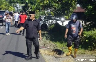 Bupati Pasbar, Yulianto meninjau pelaksanaan gotong royong ASN di Nagari Aua Bandarejo, Kecamatan Pasaman, Jumat. (humas)