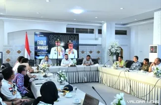 Wali Kota Padang Fadly Amran Saat Menggelar Pertemuan Terkait Rencana Rekonstruksi Kawasan GOR H. Agus Salim, Kamis (4/6/2026)
