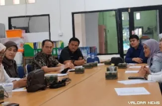 Direktur RSUD Lubuk Basung, dr. M. Riko Krisman, Sp.An, memimpin rapat kredensial klinis bagi dokter spesialis jantung yang akan bertugas, di Ruang Komite Medik RSUD Lubuk Basung, Rabu (10/6/2026). (anizur)