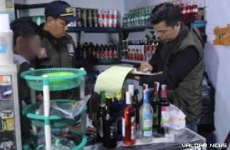 Satpol PP Kota Padang sita puluhan botol minuman beralkohol ilegal. (Dok. Humas)