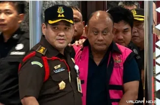 Menggunakan rompi pink mantan kepala BGN Dadan Hindayana diamankan Kejagung RI dengan dugaan  penyimpangan pengelolaan Program MBG. (Dok. Ist)