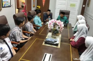 Wakil Wali Kota Padang Maigus Nasir Bertemu dengan Para Pelajar yang Berhasil Meraih Medali Pada Internasional Teen Eagle Online English Language Competition yang diinisiasi Oscar Education London, Inggris, Jumat (19/6/2026)