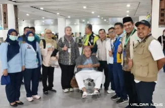 Dua jemaah haji Debarkasi Padang yang sempat menjalani perawatan di Arab Saudi tiba kembali di Sumatera Barat