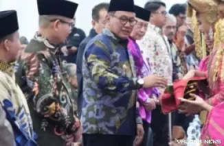 Wali Kota Bukittinggi, Ramlan Nurmatias saat prosesi pembukaan seminar nasional dalam rangka memperingati seratus tahun Jam Gadang ini, dilaksanakan di Balairung Rumah Dinas Wali Kota, Kamis. (humas)