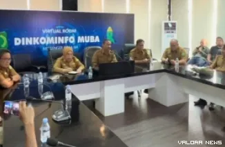 Kabag Hukum Muba, Yunita didampingi Plt Kadis Kominfo, Daud Amri, Plt Kepala DLH Muba, Oktarizal dan Kabag SDA, Rangga Perdana Putera dalam konferensi pers bersama awak media di Virtual Room Dinas Kominfo Muba, Senin. (humas)