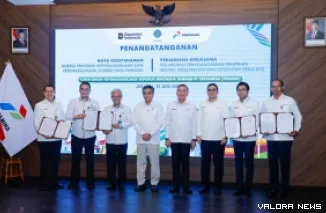 Menteri Ketenagakerjaan, Yassierli foto bersama dengan jajaran Pertamina, usai penandatangan M0U dan PKS di Jakarta, Senin. (humas)