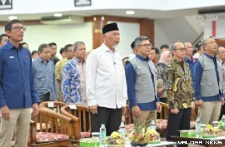 Gubernur Sumbar, Mahyeldi bersama Efa Yonedi (Rektor Unand), Deni Abdi (Komut HK) pada kegiatan HK Mengajar Inspiring Leaders, dan peresmian PUSTROIB di Convention Hall Universitas Andalas, Limau Manis, Jumat. (humas)