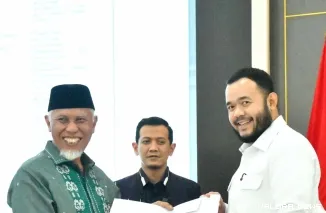 Wali Kota Padang Fadly Amran Bersama Gubernur Sumatera Barat Mahyeldi Ansharullah(")
