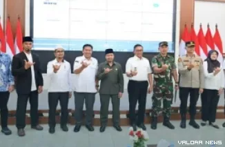 Wali Kota Bukittinggi, Ramlan Nurmatias foto bersama Forkopimda usai penandatangan komitmen bersama dan peluncuran SPMB online tahun 2026/2027 di Aula Balaikota Bukittinggi, Rabu. (hamriadi)