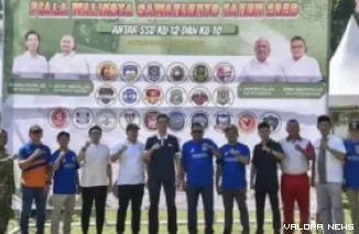 Wali Kota Sawahlunto, Riyanda Putra foto bersama usai pembukaan Turnamen Antar Sekolah Sepak Bola (SSB) Piala Wali Kota Sawahlunto Cup 2026 di Lapangan Ombilin, Jumat. (hendra idris)