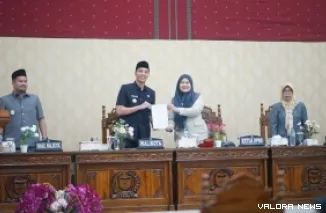 Wali Kota Sawahlunto, Riyanda Putra serahkan jawaban atas pandangan umum fraksi terhadap Ranperda Pertanggungjawaban Pelaksanaan APBD Sawahlunto Tahun 2025 pada Ketua DPRD Susi Haryati, dalam rapat paripurna, Kamis siang. (humas)