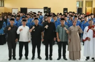 Wako Sawahlunto, Riyanda Putra foto bersama usai pelantikan Pejabat Pimpinan Tinggi Pratama, Pejabat Administrator, Pejabat Pengawas serta Kepala Sekolah di Gedung Sanggar Kegiatan Belajar (SKB), Jumat. (humas)