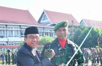 Wakil Wali Kota Padang Maigus Nasir Bersama Komandan Upacara Kapten (Inf) Japilus Seusai Upacara Peringatan Hari Lahir Pancasila (1/6/202)