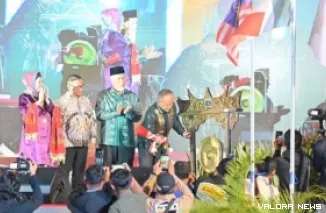 Ketua IMLF ke-4, Sastri Bakry bersama Ramlan Nurmatias (Wako Bukittinggi), Mahyeldi (gubernur Sumbar) saat Welcome Dinner International Minangkabau Literacy Festival di halaman Balai Kota Bukittinggi, Rabu. (hmariadi)
